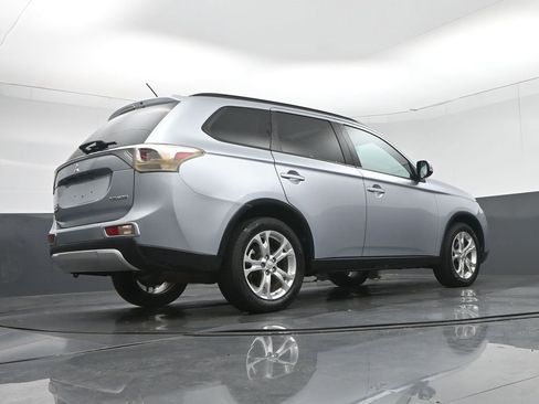 Used 2015 Mitsubishi Outlander SE image 64