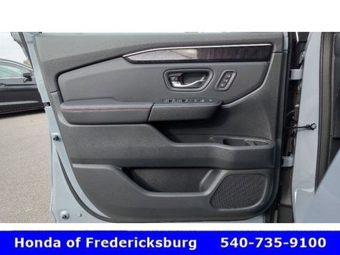 Certified 2025 Honda Pilot Black Edition image 31