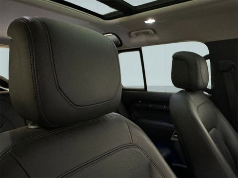 Used 2020 Land Rover Defender 110 First Edition image 40