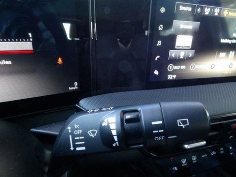 Certified 2025 Nissan Kicks SR image 38