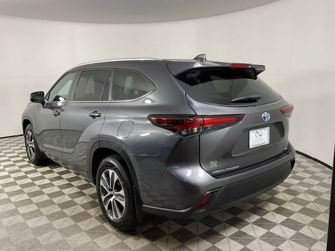 Used 2024 Toyota Highlander XLE image 7