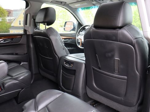 Used 2019 Cadillac Escalade Luxury AWD/4WD image 20