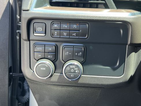 Used 2025 Chevrolet Suburban Premier AWD/4WD image 32