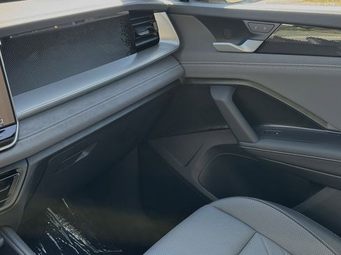 New 2025 Volkswagen Tiguan SE image 31