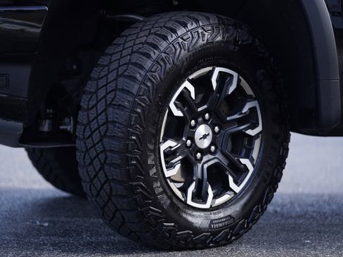 Used 2025 Chevrolet Silverado 1500 ZR2 w/ Technology Package image 38