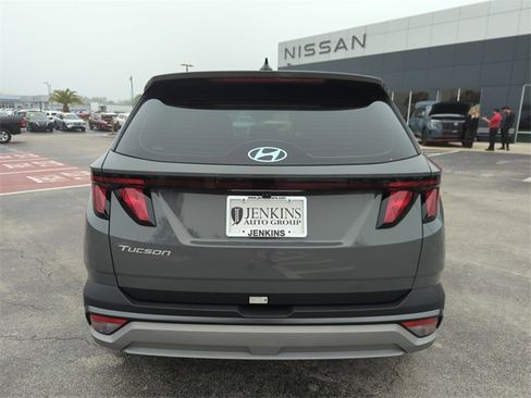 Used 2025 Hyundai Tucson SE image 5