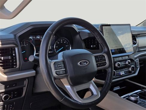 Used 2024 Ford Expedition Max XLT image 11