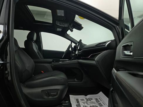 Used 2025 Toyota Sienna Platinum image 38