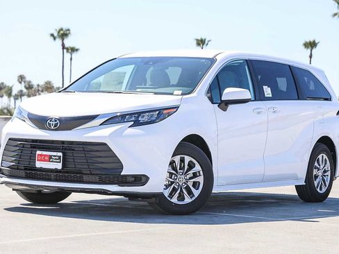 New 2026 Toyota Sienna LE image 1