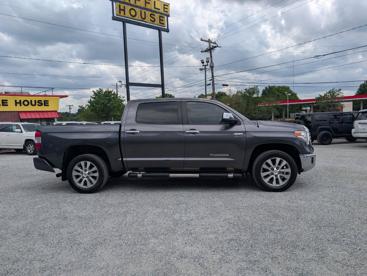 Used 2017 Toyota Tundra Limited w/ Limited Premium Package RWD image 5
