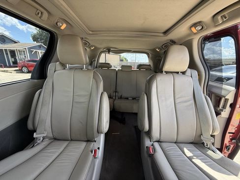 Used 2014 Toyota Sienna Limited w/ Limited Premium Package FWD image 9