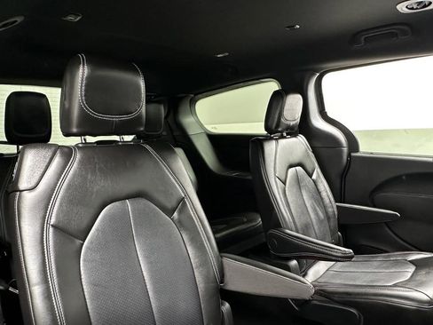 Certified 2025 Chrysler Pacifica Select image 10