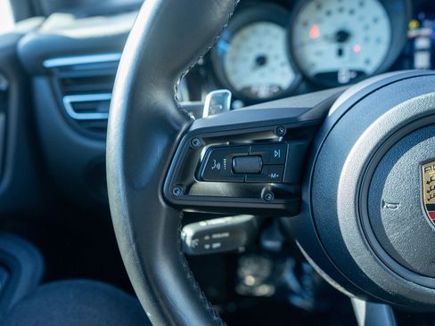 Used 2022 Porsche Macan image 24