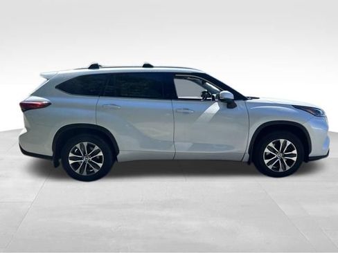 Used 2022 Toyota Highlander XLE AWD/4WD image 6