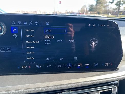 Used 2025 Chevrolet Traverse LT image 26