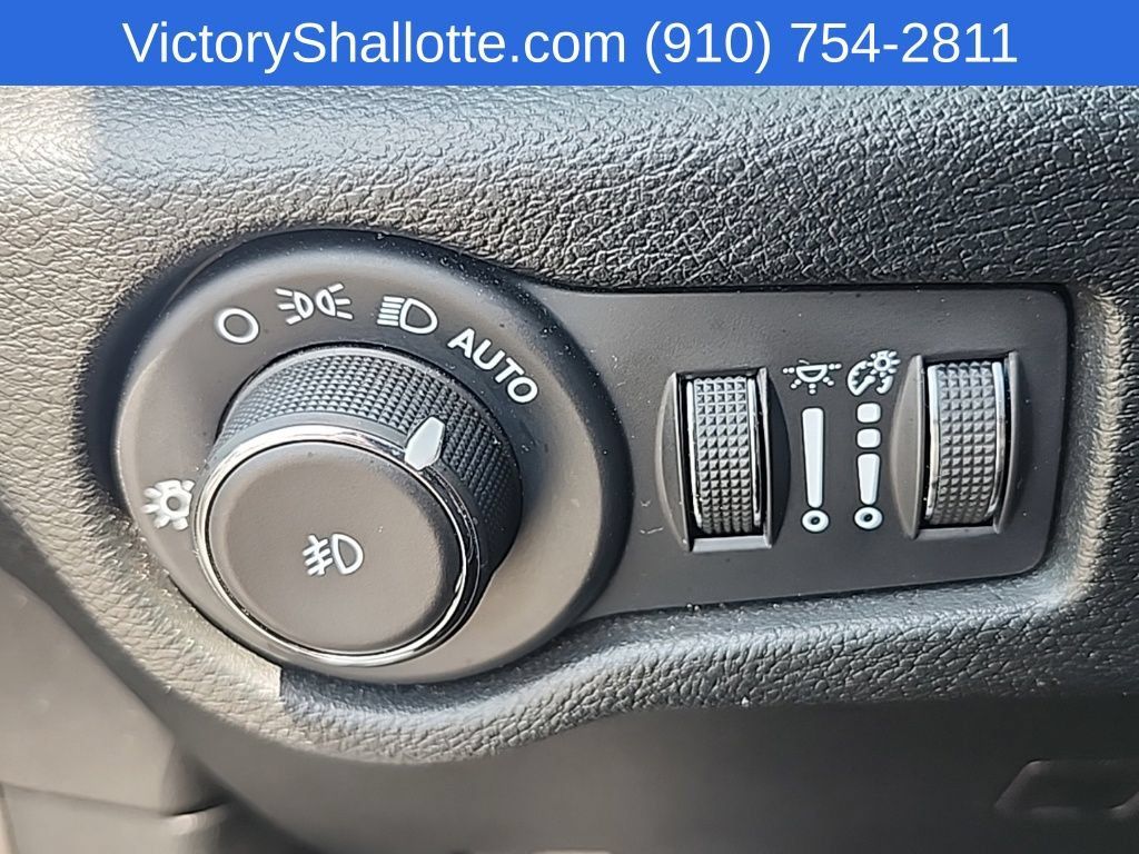 Used 2025 Chrysler Pacifica Limited FWD image 16