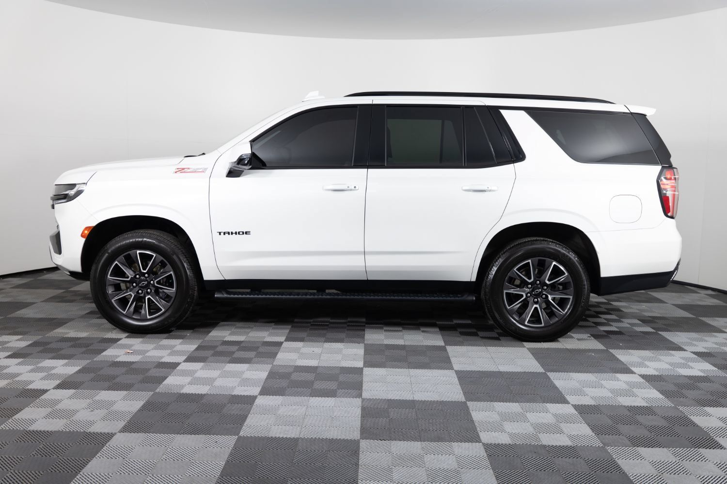 Used 2023 Chevrolet Tahoe Z71 w/ Luxury Package AWD/4WD image 3