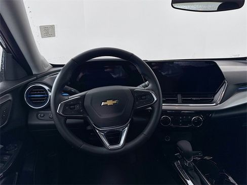 Used 2025 Chevrolet Trax LT w/ LT Convenience Package image 22