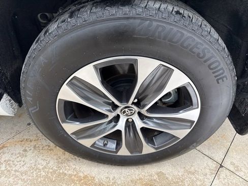 Used 2022 Toyota Highlander XLE image 12