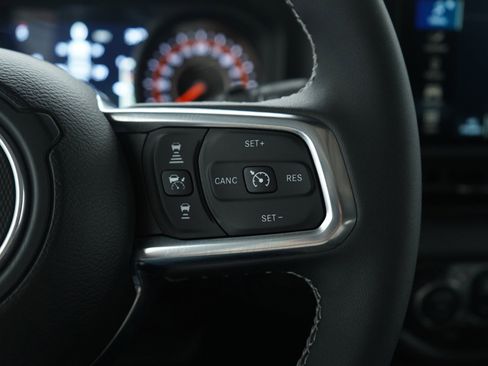 Used 2025 Jeep Wrangler Sahara image 27