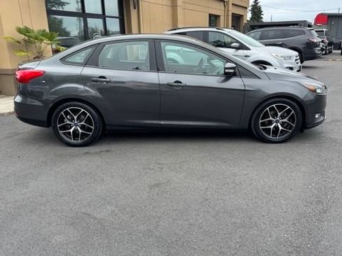 Used 2017 Ford Focus SEL w/ Cold Weather Package FWD image 8