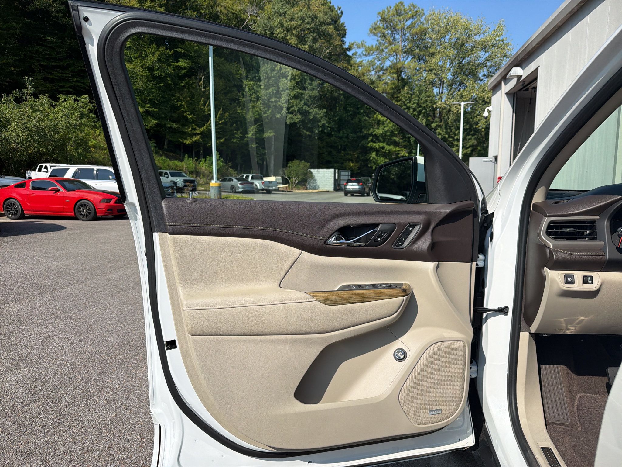 Used 2019 GMC Acadia Denali w/ Technology Package FWD image 9