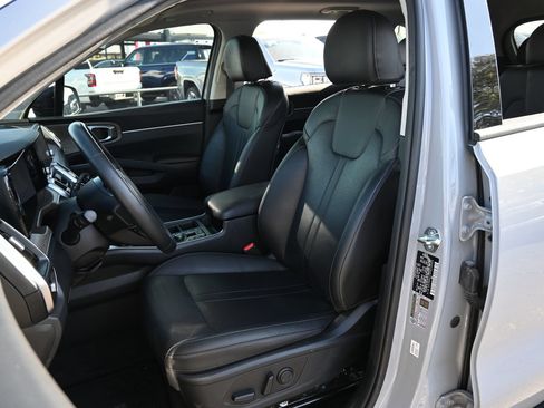 Used 2023 Kia Sorento EX w/ Panoramic Sunroof Package FWD image 18