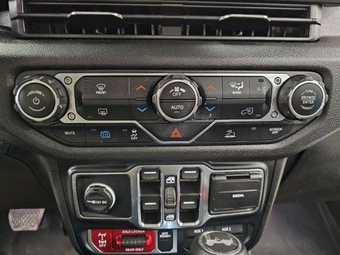 Used 2024 Jeep Wrangler Unlimited AWD/4WD image 28