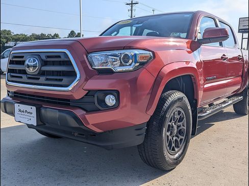 Used 2018 Toyota Tacoma SR5 AWD/4WD image 12