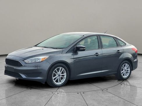 Certified 2017 Ford Focus SE FWD image 3