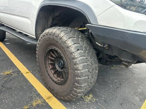 Used 2017 Toyota Tacoma TRD Off-Road w/ Tow Package (A/T) AWD/4WD image 3