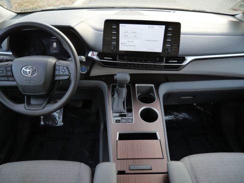 Certified 2024 Toyota Sienna LE image 13