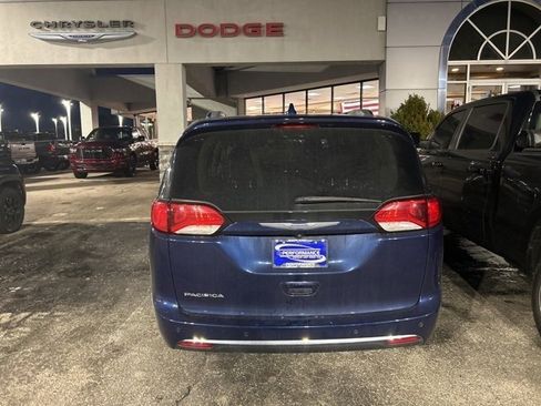 Used 2018 Chrysler Pacifica Touring-L Plus image 5
