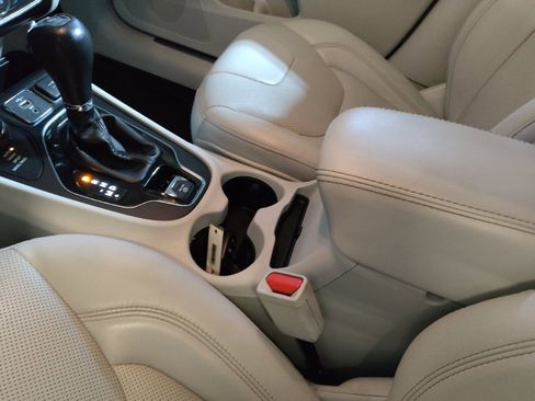 Used 2019 Jeep Cherokee Limited AWD/4WD image 26