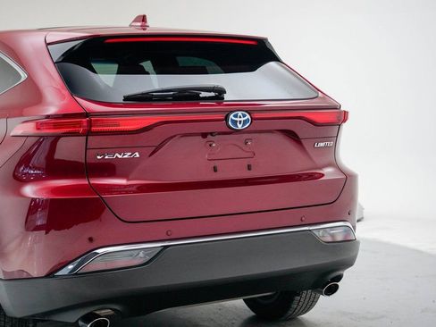 Used 2024 Toyota Venza Limited image 8