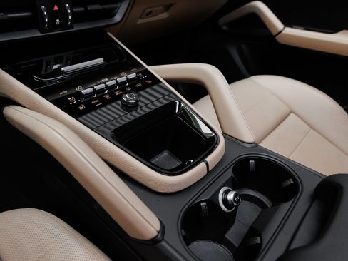 Certified 2025 Porsche Cayenne AWD/4WD image 24