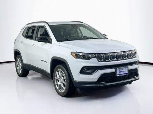 Used 2022 Jeep Compass Latitude w/ Sun and Sound Group AWD/4WD image 3