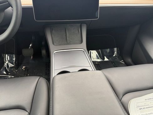 Used 2023 Tesla Model Y 2WD image 11