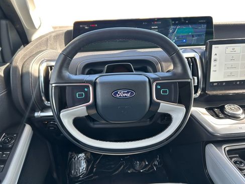 Used 2025 Ford Expedition Platinum image 13