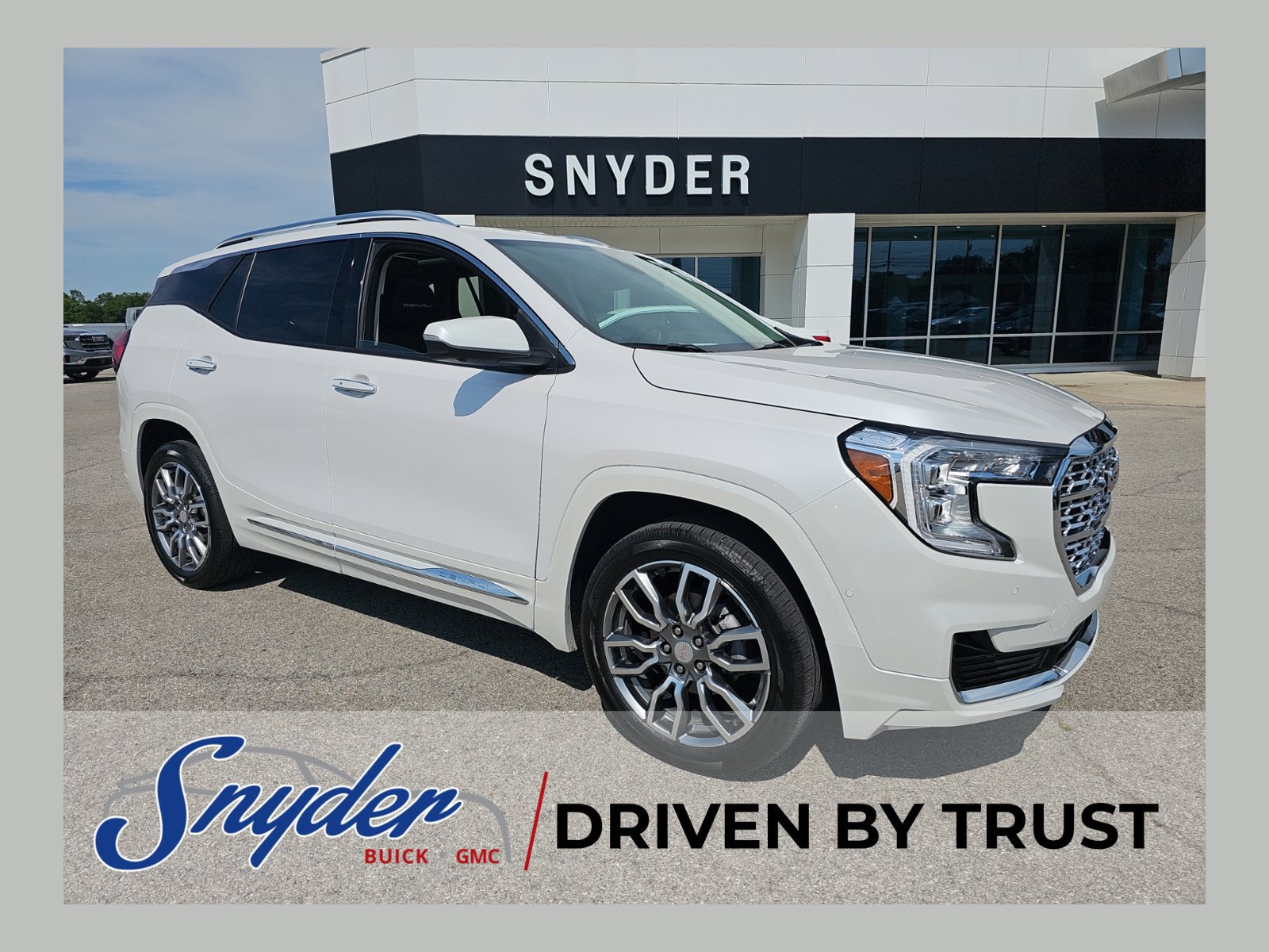 Used 2024 GMC Terrain Denali w/ Denali Premium Package AWD/4WD image 1