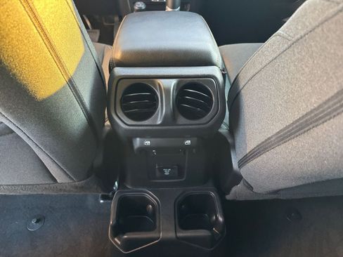 Used 2025 Jeep Wrangler Sahara image 24