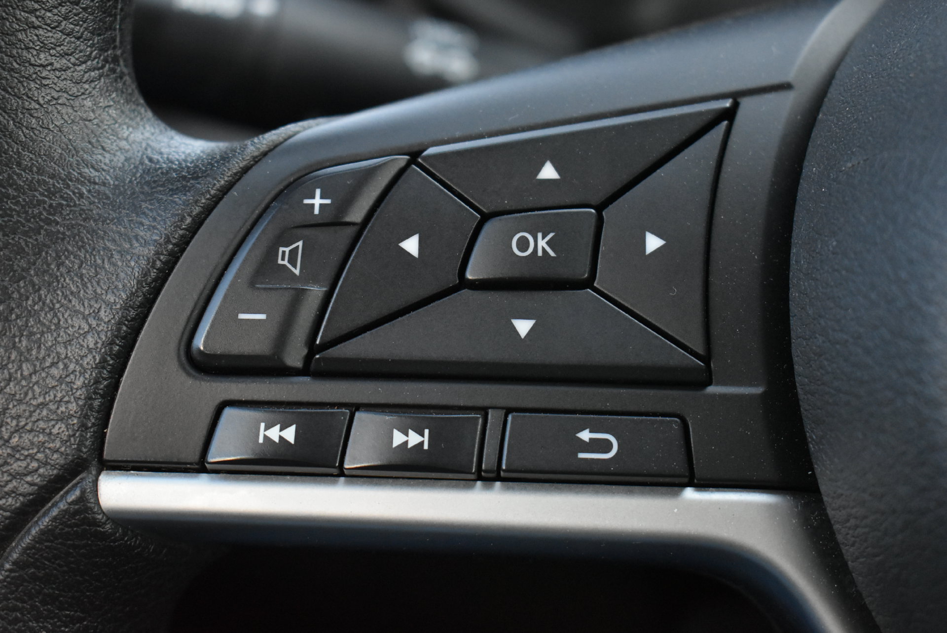Used 2025 Nissan Altima 2.5 SV FWD image 18