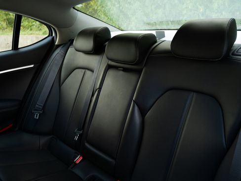 Used 2021 Genesis G70 2.0T image 18