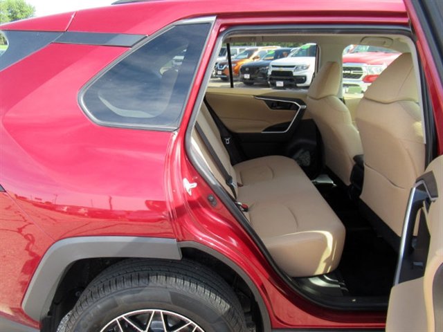 Used 2021 Toyota RAV4 LE FWD image 16