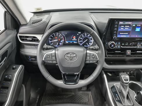Used 2021 Toyota Highlander XLE image 17