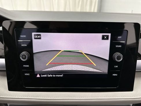 Certified 2025 Volkswagen Taos SE image 19