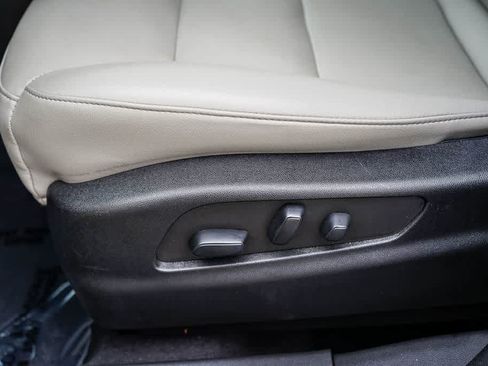 Used 2023 Cadillac XT4 Luxury w/ Cold Weather Package FWD image 20