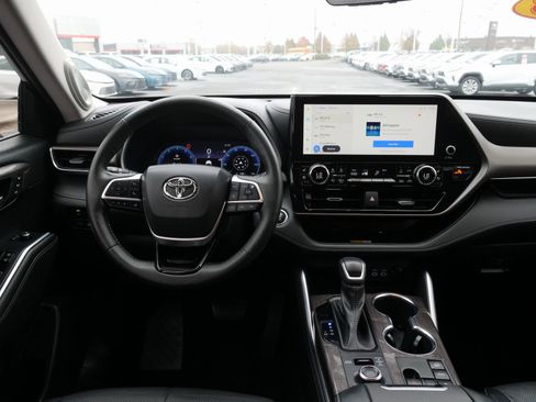 Used 2023 Toyota Highlander Limited image 22