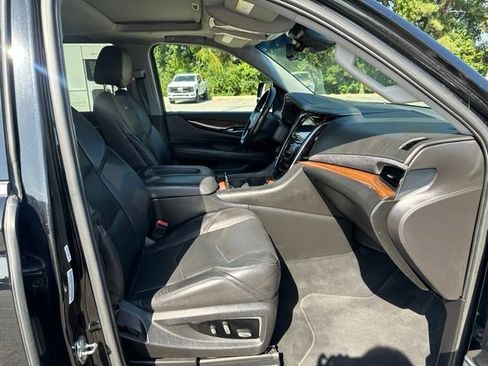 Used 2018 Cadillac Escalade Luxury AWD/4WD image 11