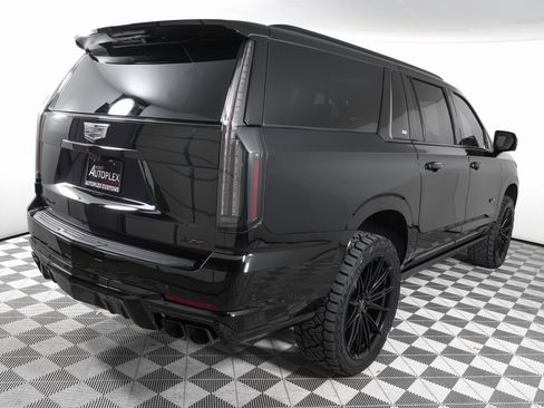 Used 2025 Cadillac Escalade ESV V w/ LPO, ONYX Package image 5